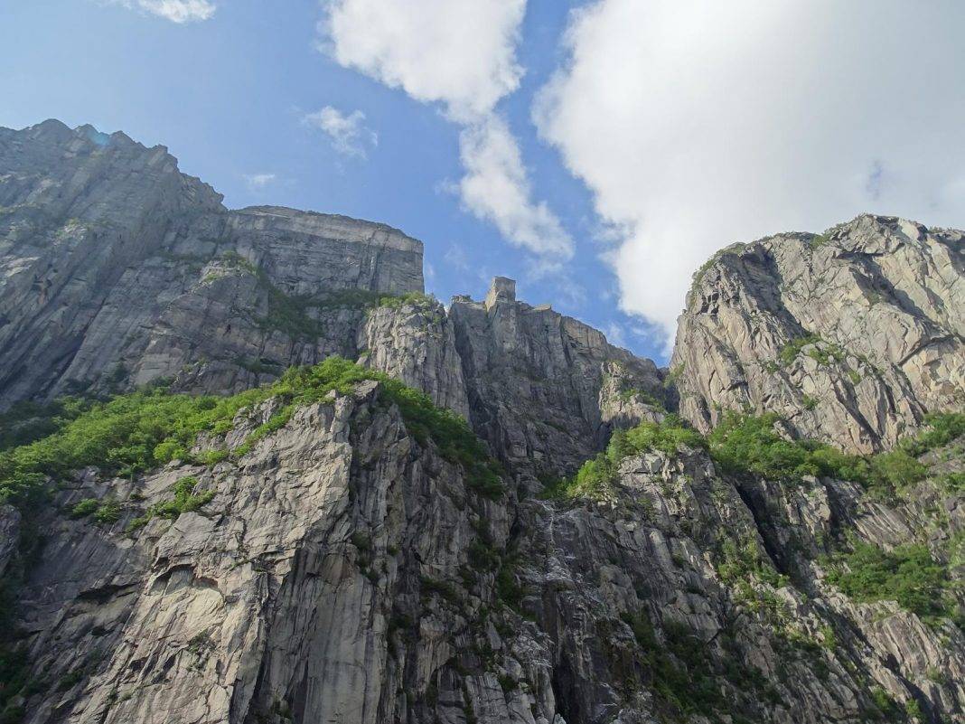 Legendarny klif Preikestolen widziany od dołu. Zdjęcia, jakich nigdzie nie zobaczysz.