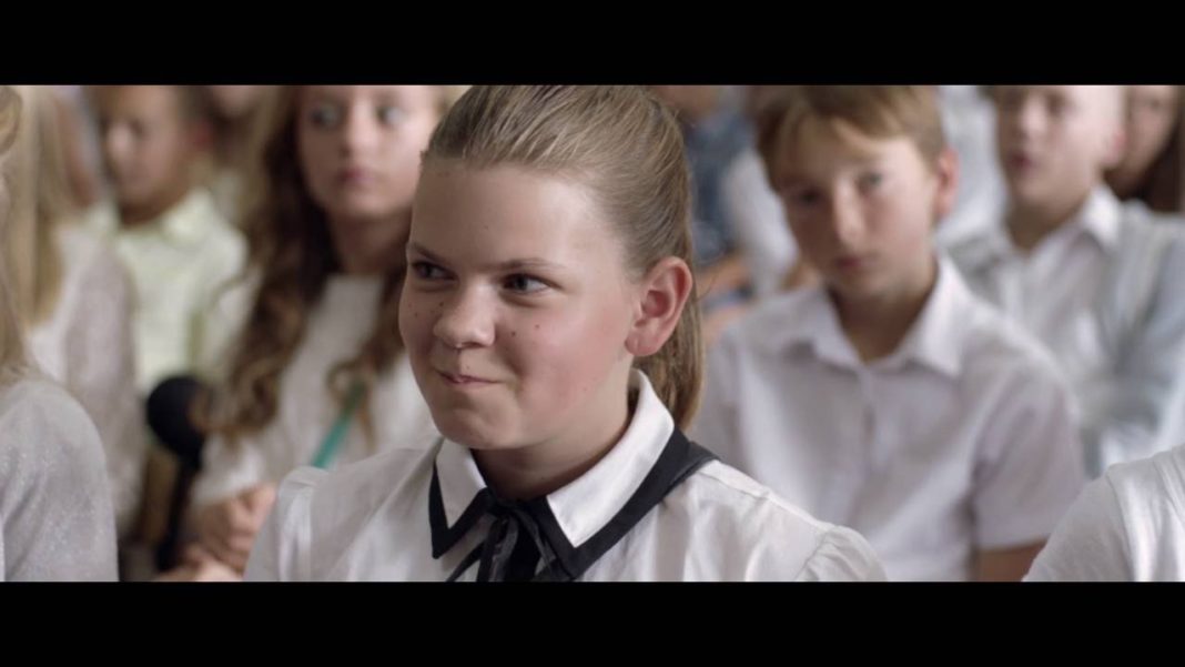 „Plac zabaw”. Z jednej strony mocny w wielu aspektach, z drugiej strony stereotypowy i w kilku miejscach płaski do bólu. „Plac zabaw”. Z jednej strony mocny w wielu aspektach, z drugiej strony stereotypowy i w kilku miejscach płaski do bólu.