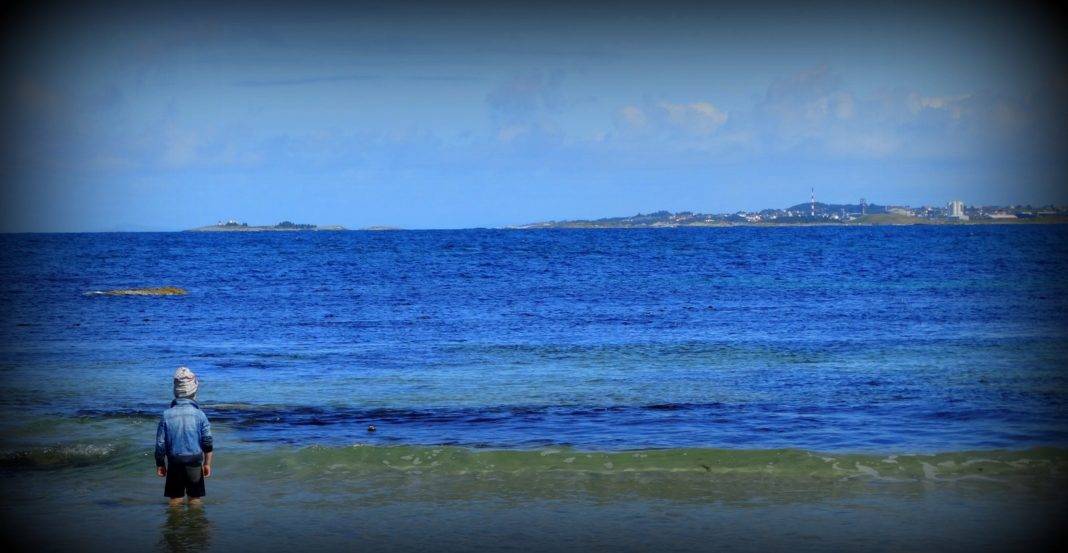 Zdjęcie dnia. „Mały człowiek i morze” Zdjęcie dnia. „Mały człowiek i morze”