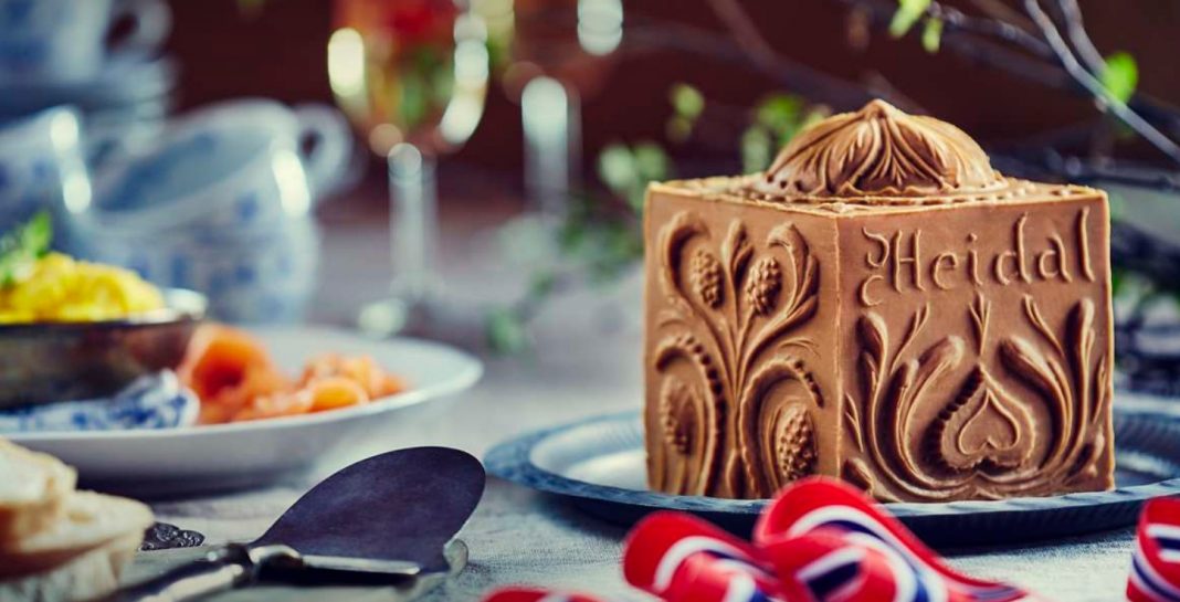 „Brunost. Tradycyjny norweski przysmak z karmelem w tle” „Brunost. Tradycyjny norweski przysmak z karmelem w tle”