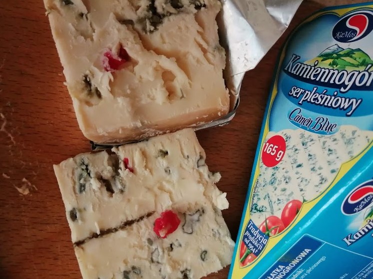 Znaleźliśmy plastik w serze pleśniowym. Producent: spoko, możesz jeść. Znaleźliśmy plastik w serze pleśniowym. Producent: spoko, możesz jeść.