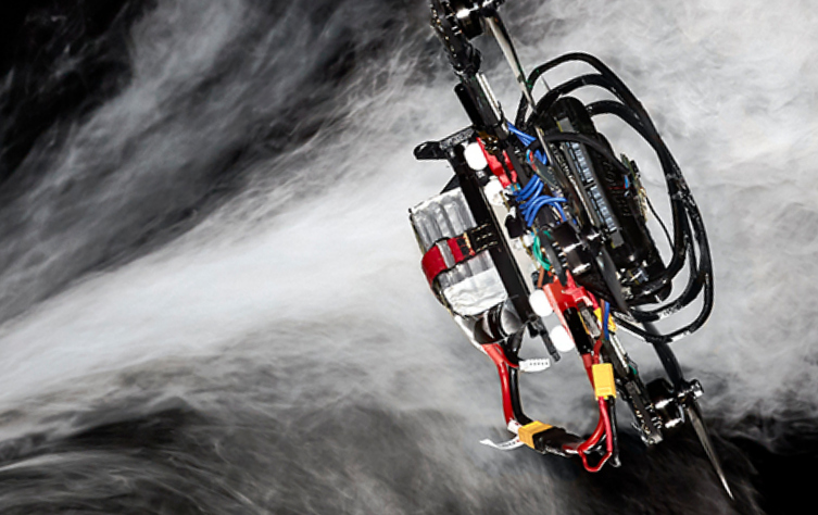 Bezzałogowy dron po raz pierwszy pokonał ludzkiego pilota! Bezzałogowy dron po raz pierwszy pokonał ludzkiego pilota!