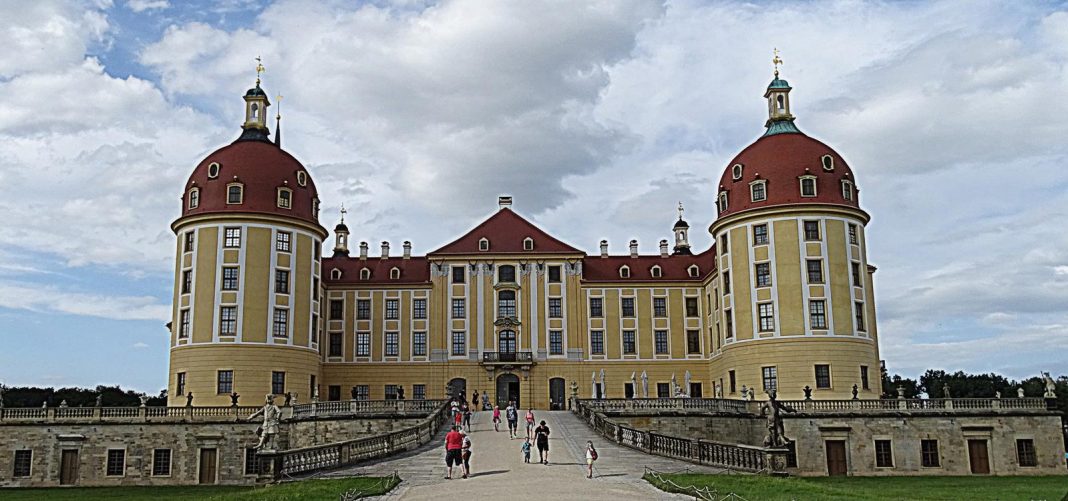 Pałac w Moritzburgu. Palec Augusta Mocnego, poroże stare jak epoka lodowcowa i pantofelek Kopciuszka. Pałac w Moritzburgu. Palec Augusta Mocnego, poroże stare jak epoka lodowcowa i pantofelek Kopciuszka.