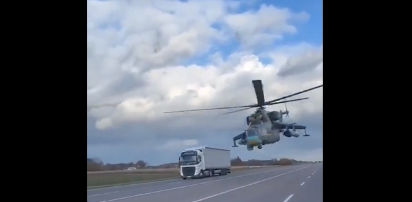 Ukraiński śmigłowiec szturmowy leci na pełnej tuż nad autostradą pełną samochodów! Ukraiński śmigłowiec szturmowy leci na pełnej tuż nad autostradą pełną samochodów!