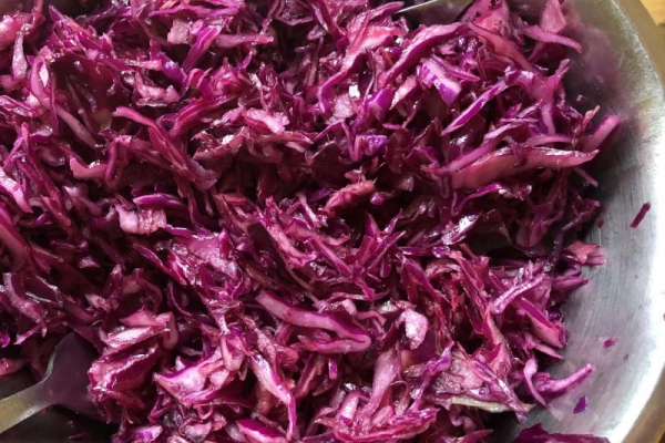 Surówka z czerwonej kapusty. Szybka, smaczna i tania. Surówka z czerwonej kapusty. Szybka, smaczna i tania.