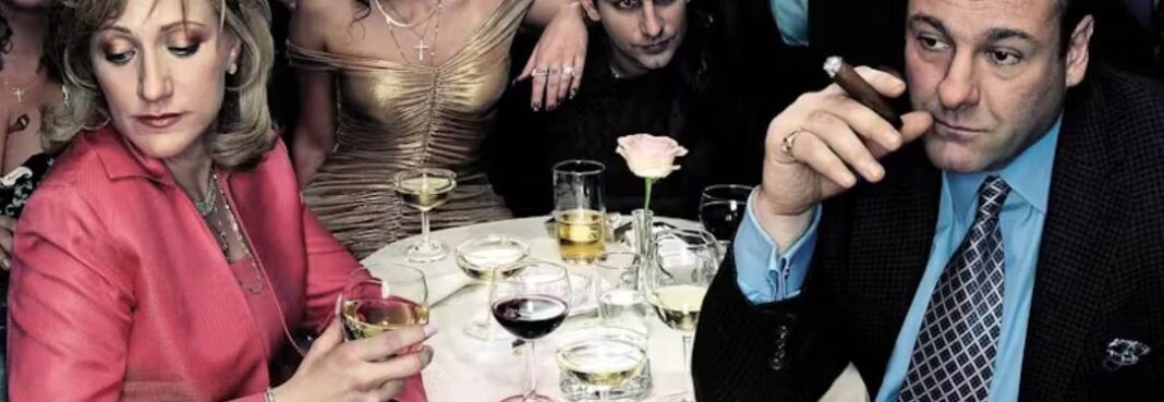 „Rodzina Soprano”. Mafijna opowieść o morderstwie, chaosie i rodzinie, która stworzyła złotą erę telewizji „Rodzina Soprano”. Mafijna opowieść o morderstwie, chaosie i rodzinie, która stworzyła złotą erę telewizji