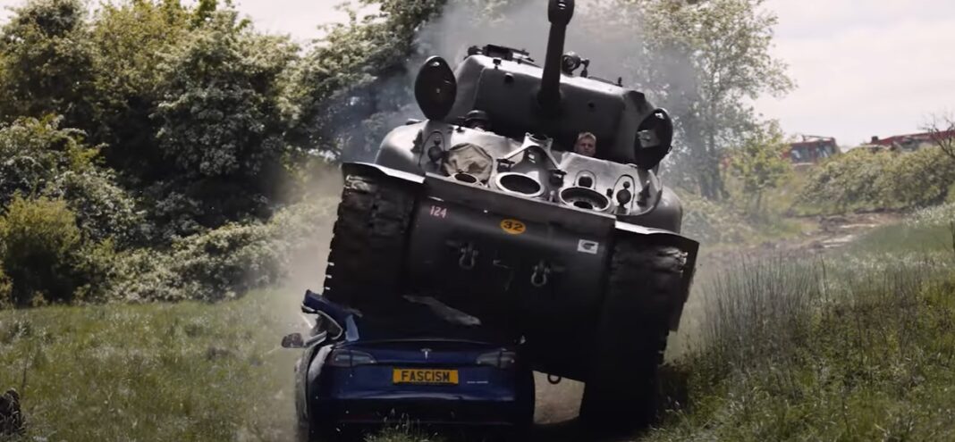 Weteran II wojny światowej miażdży czołgiem Teslę Muska Weteran II wojny światowej miażdży czołgiem Teslę Muska